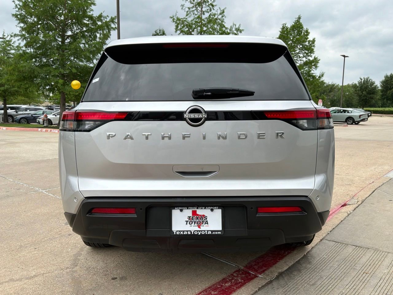 Used 2025 Nissan Pathfinder SV FWD image 7