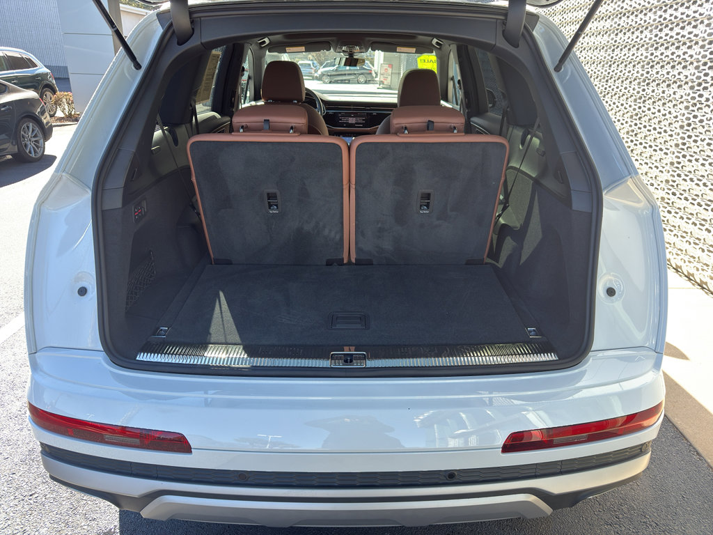 Used 2025 Audi Q7 Premium w/ Convenience Package image 9