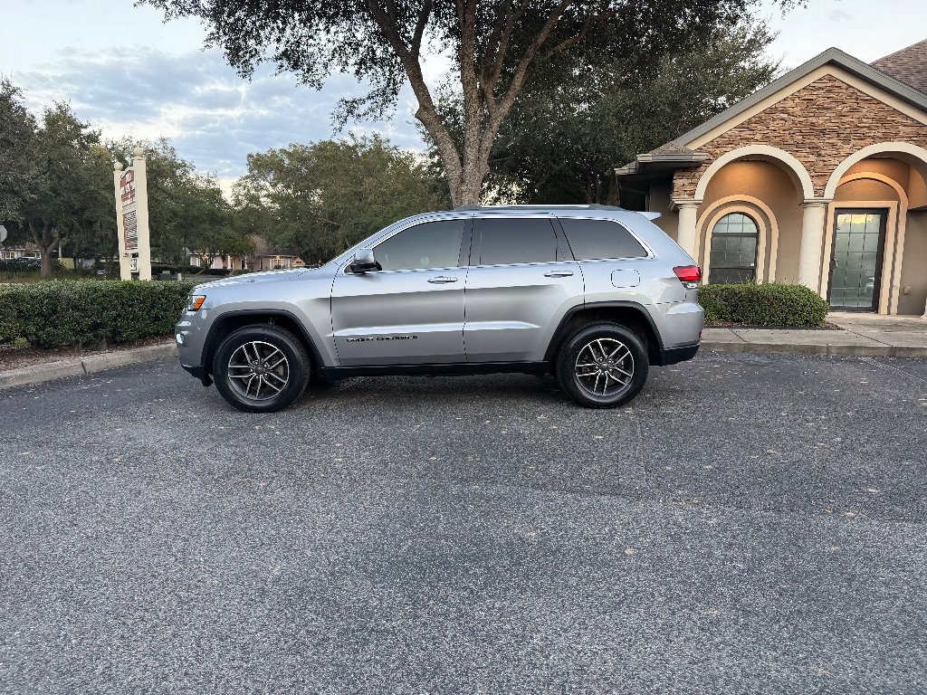 Used 2020 Jeep Grand Cherokee Laredo w/ Security & Convenience Group AWD/4WD image 2