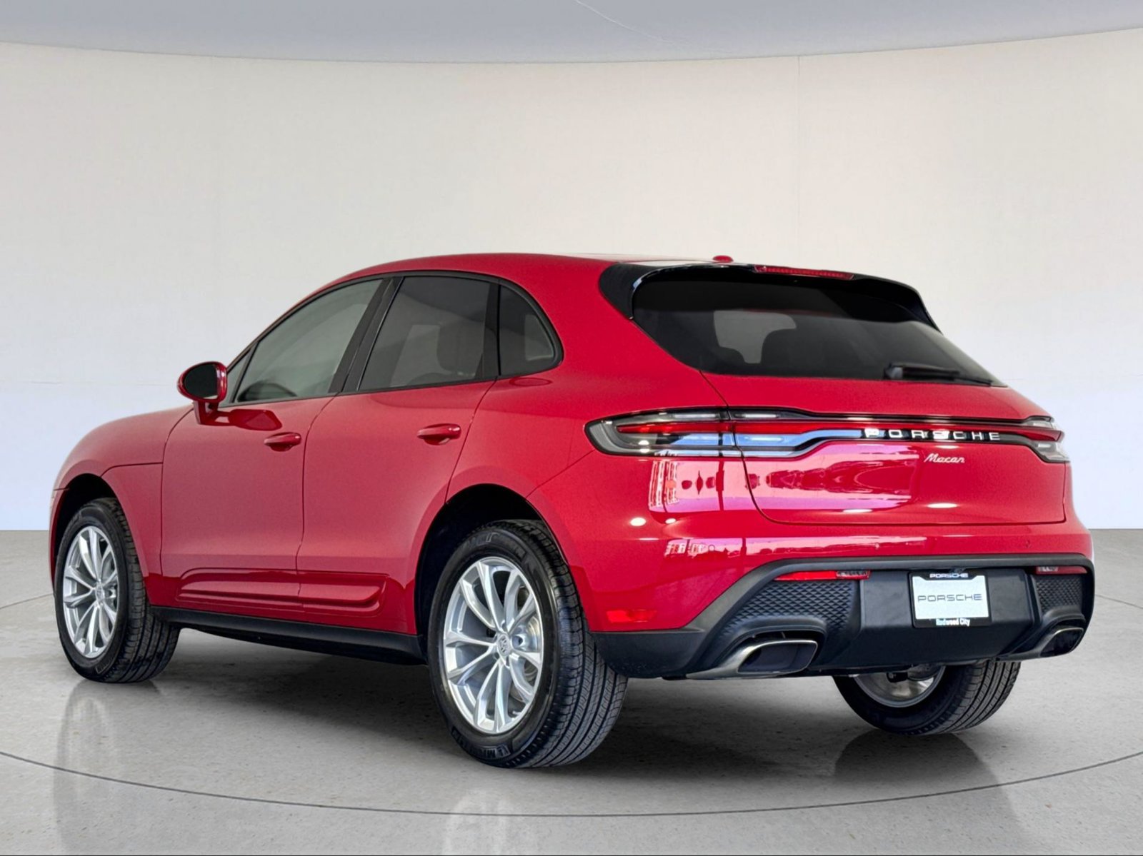 Certified 2026 Porsche Macan AWD/4WD image 3