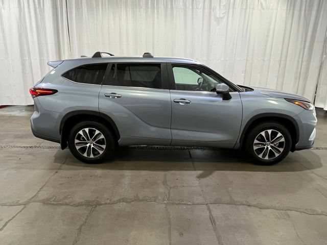 Used 2024 Toyota Highlander XLE AWD/4WD image 2