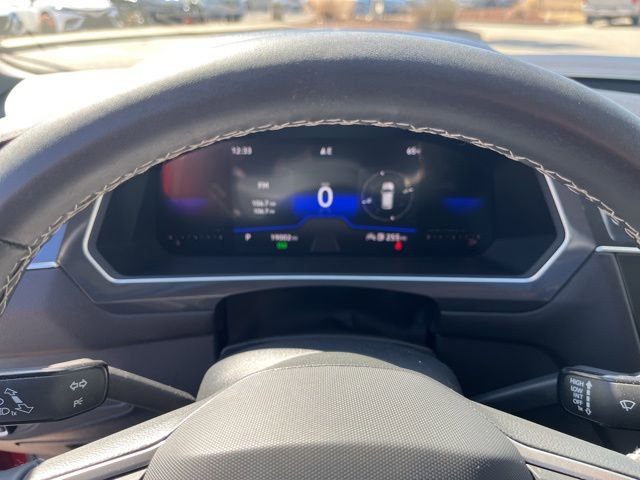 Used 2023 Volkswagen Tiguan SE w/ Panoramic Sunroof Package image 21