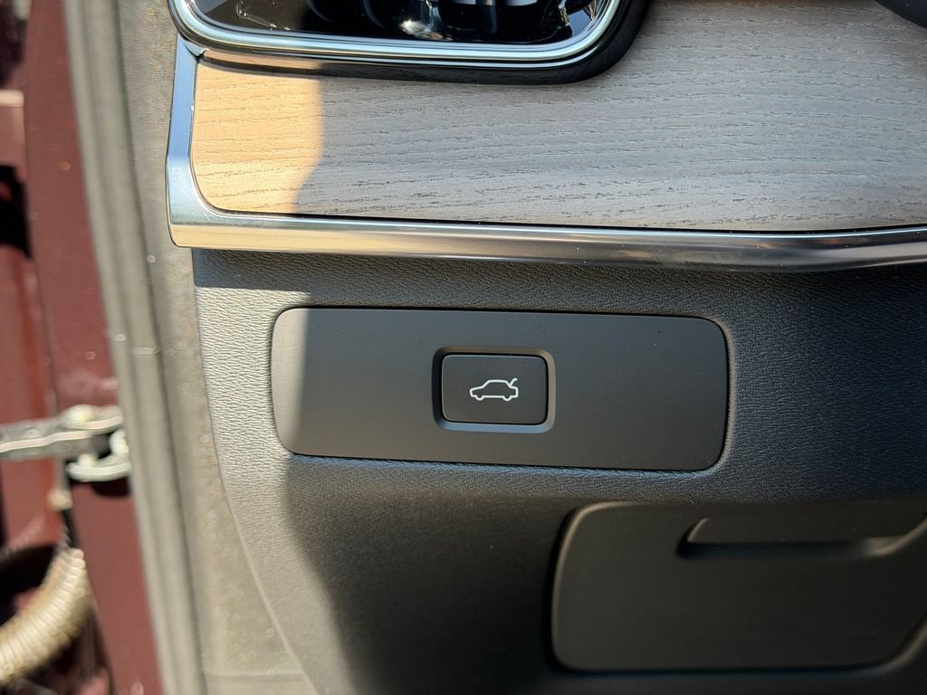 New 2026 Volvo XC90 B6 Plus w/ Protection Package Premier AWD/4WD image 32