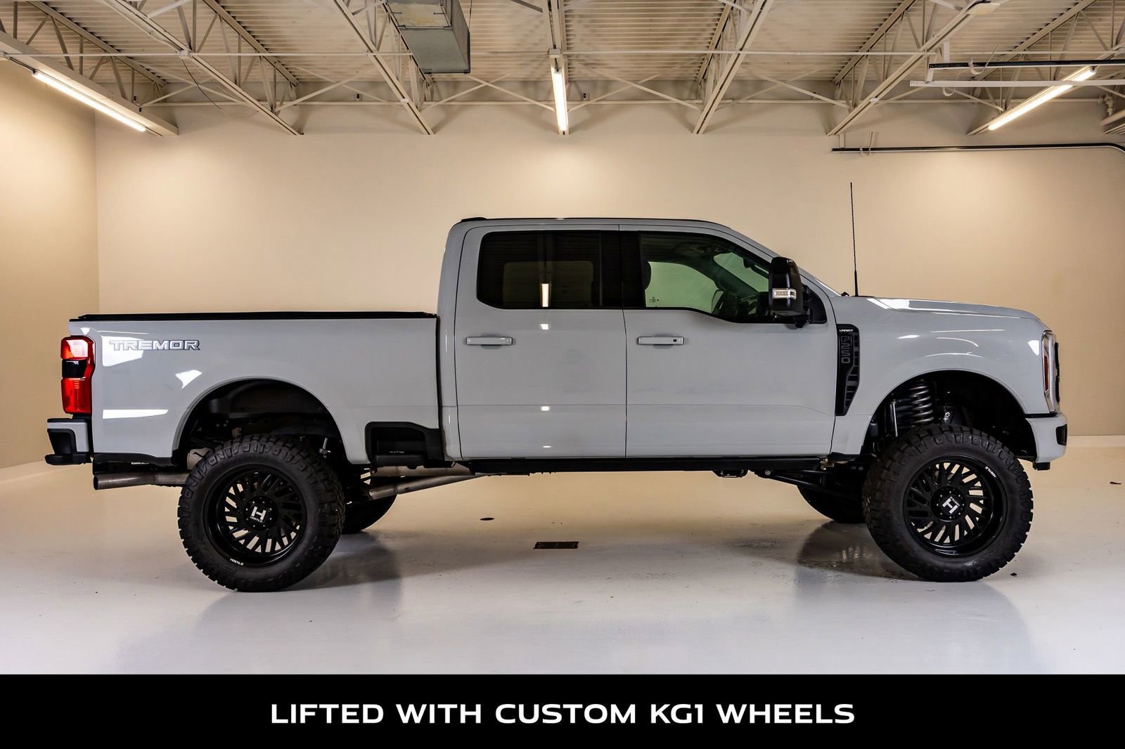Used 2026 Ford F250 Lariat w/ Tremor Off-Road Package AWD/4WD image 10