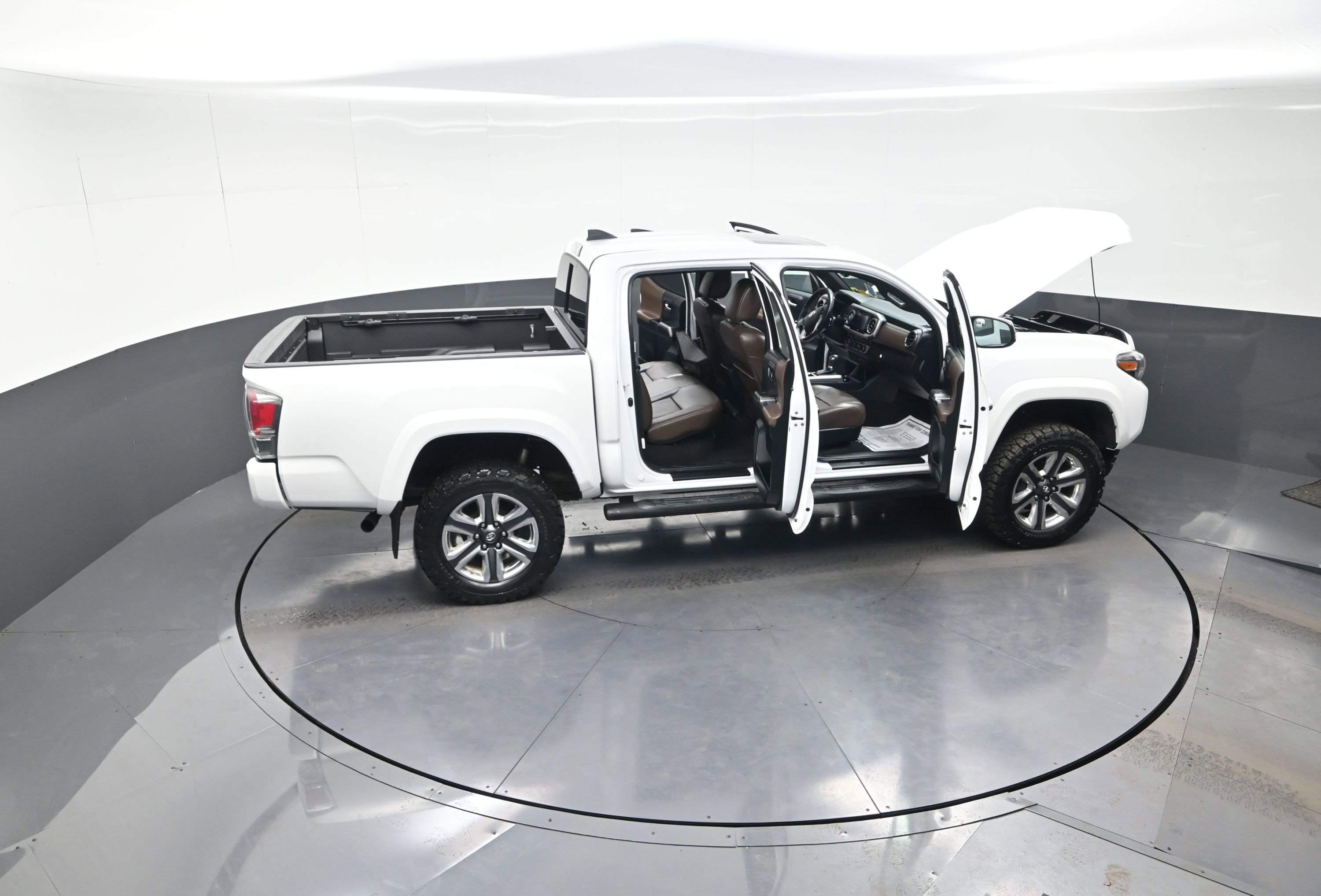 Used 2017 Toyota Tacoma Limited w/ Tow Package AWD/4WD image 14