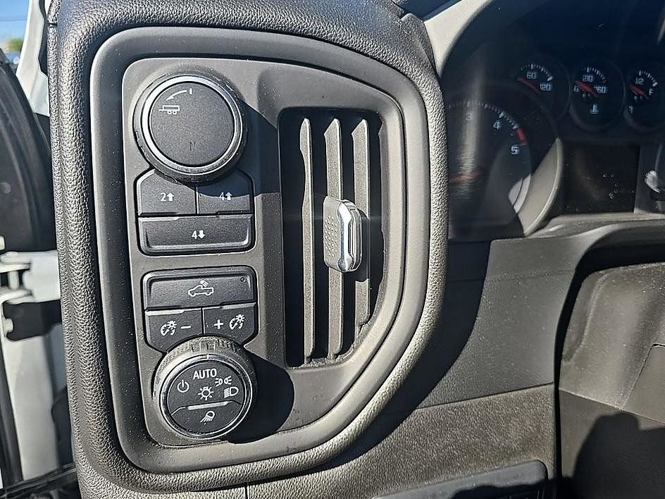 Used 2022 Chevrolet Silverado 2500 Custom w/ Custom Value Package AWD/4WD image 16
