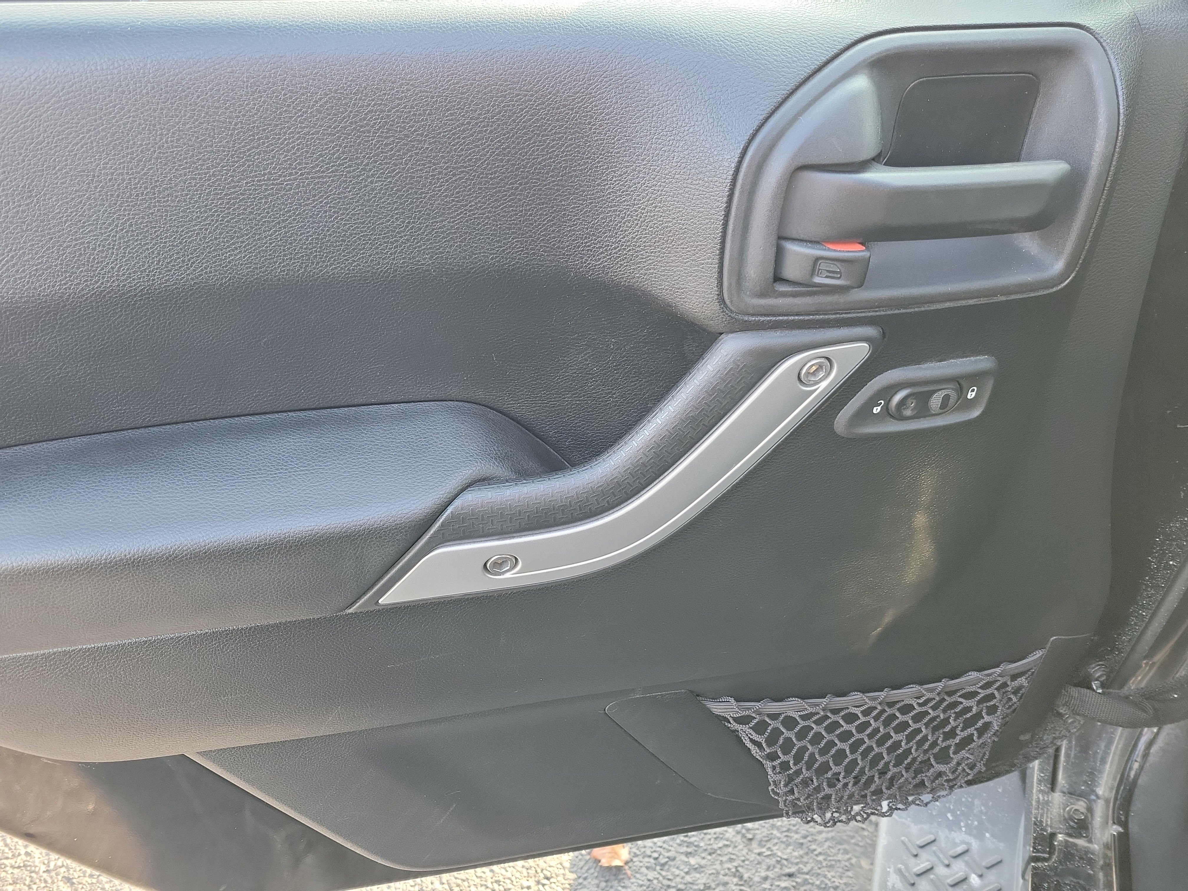 Used 2015 Jeep Wrangler Unlimited Sahara w/ Connectivity Group image 17