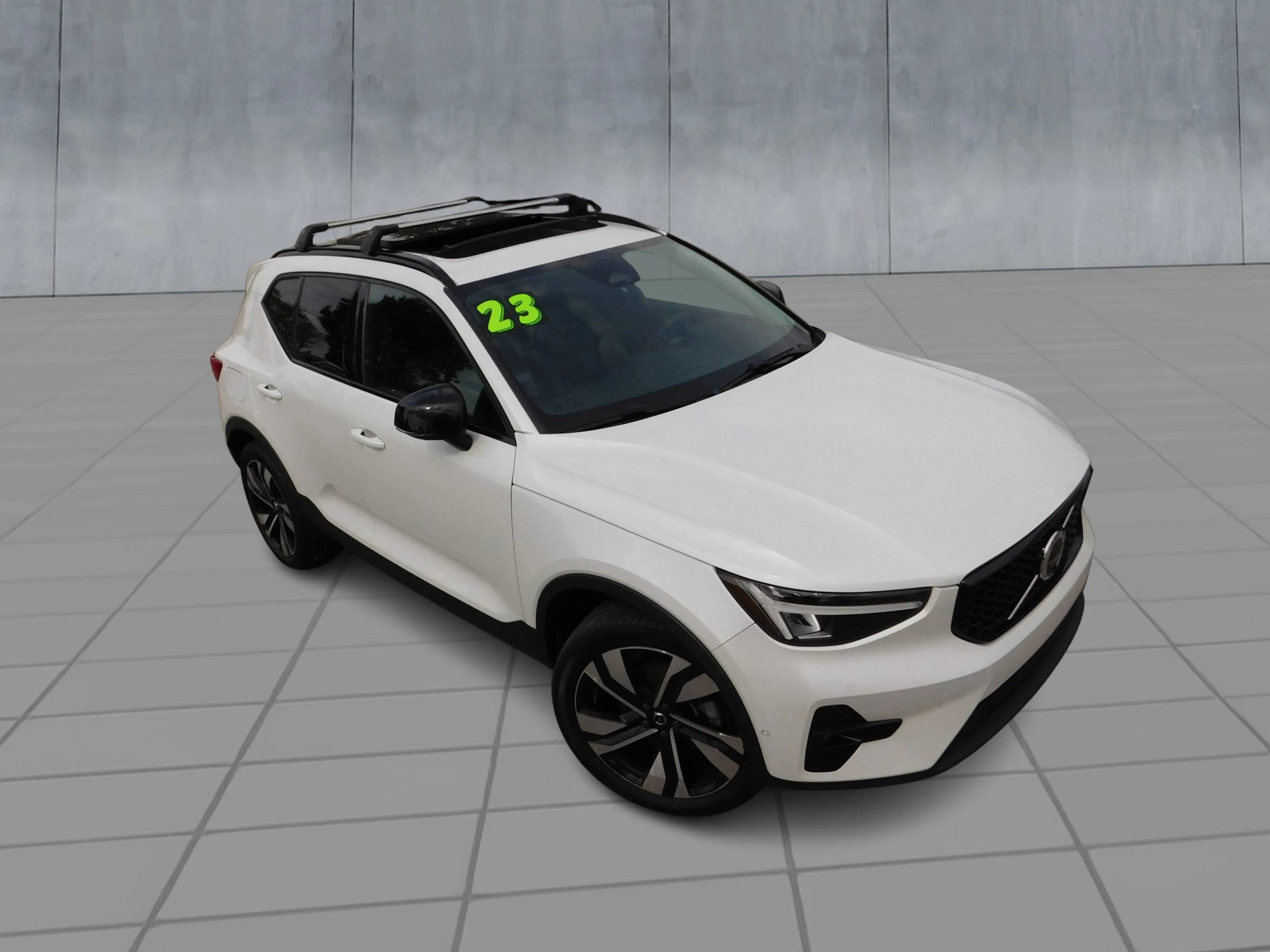 Used 2023 Volvo XC40 B5 Plus w/ Driver Assist Package AWD/4WD image 2