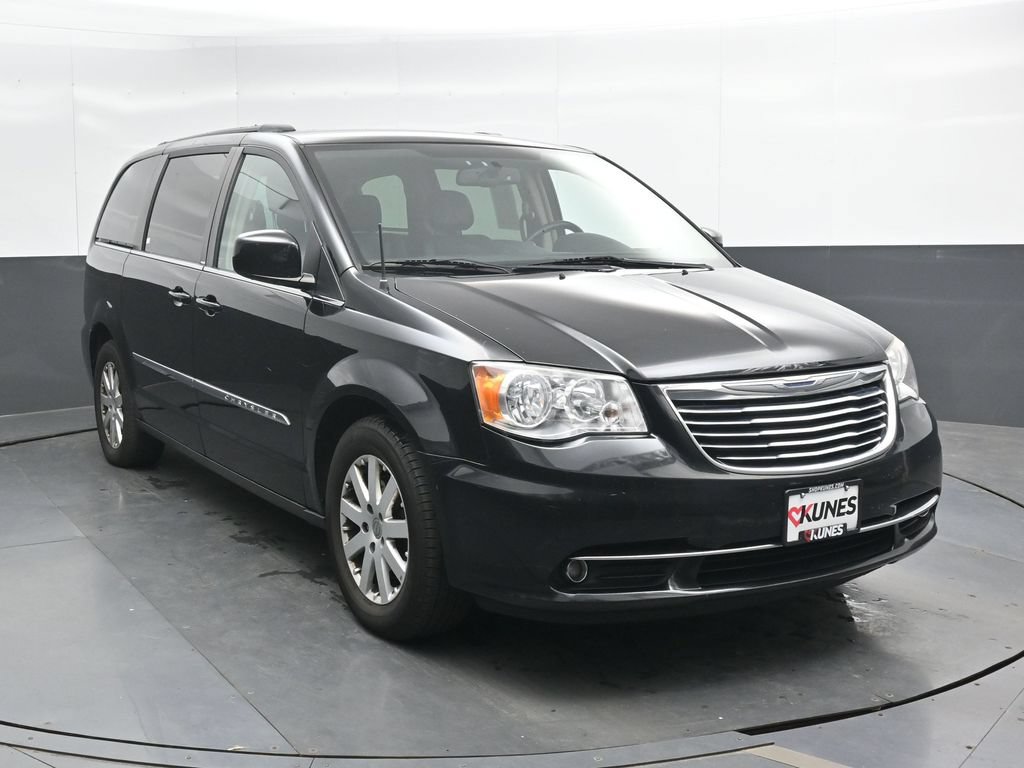 Used 2014 Chrysler Town & Country Touring FWD image 5
