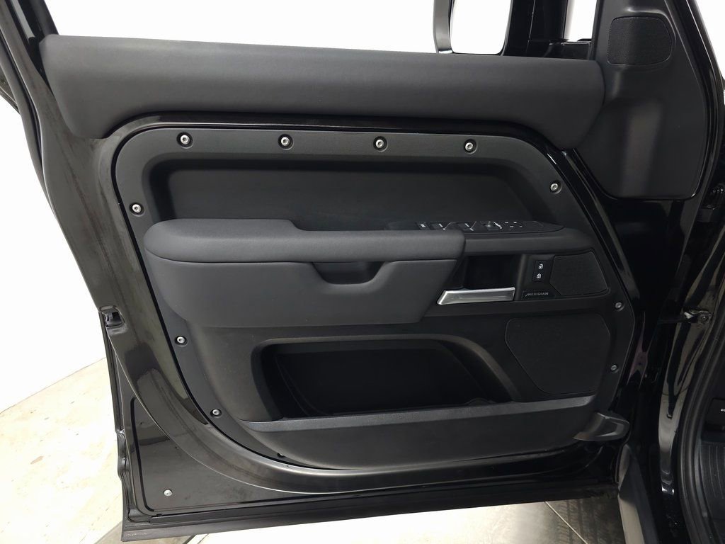 Used 2025 Land Rover Defender 110 S image 14
