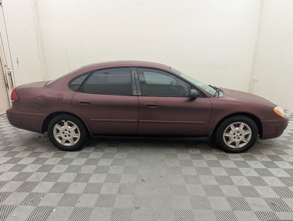 Used 2005 Ford Taurus SE FWD image 2