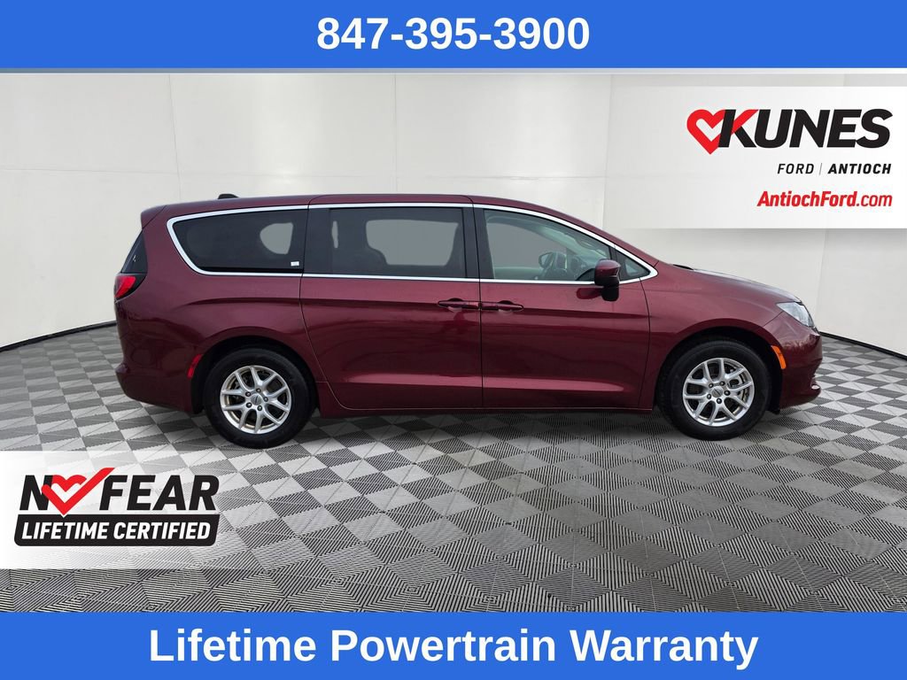 Used 2022 Chrysler Voyager LX image 8