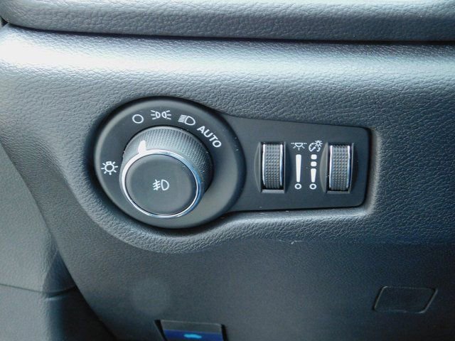 Used 2025 Chrysler Pacifica Select w/ Uconnect Theater Family Group image 31