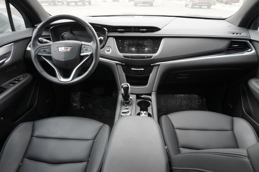 Certified 2025 Cadillac XT6 Luxury FWD image 8