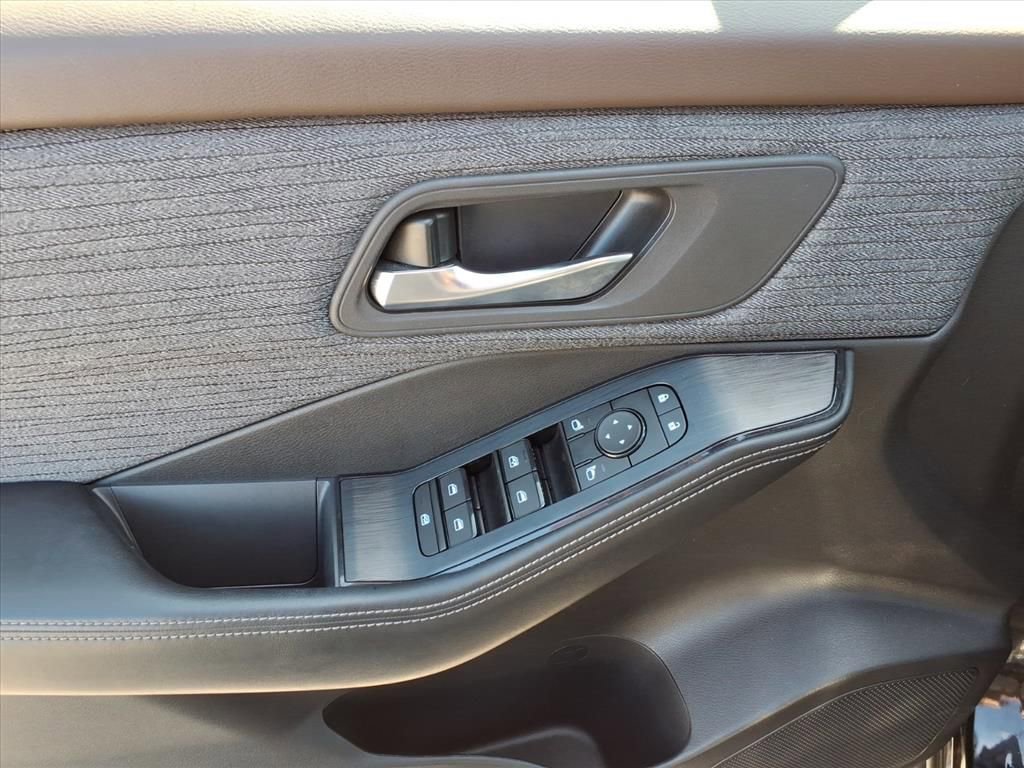 Used 2023 Nissan Rogue SV AWD/4WD image 16