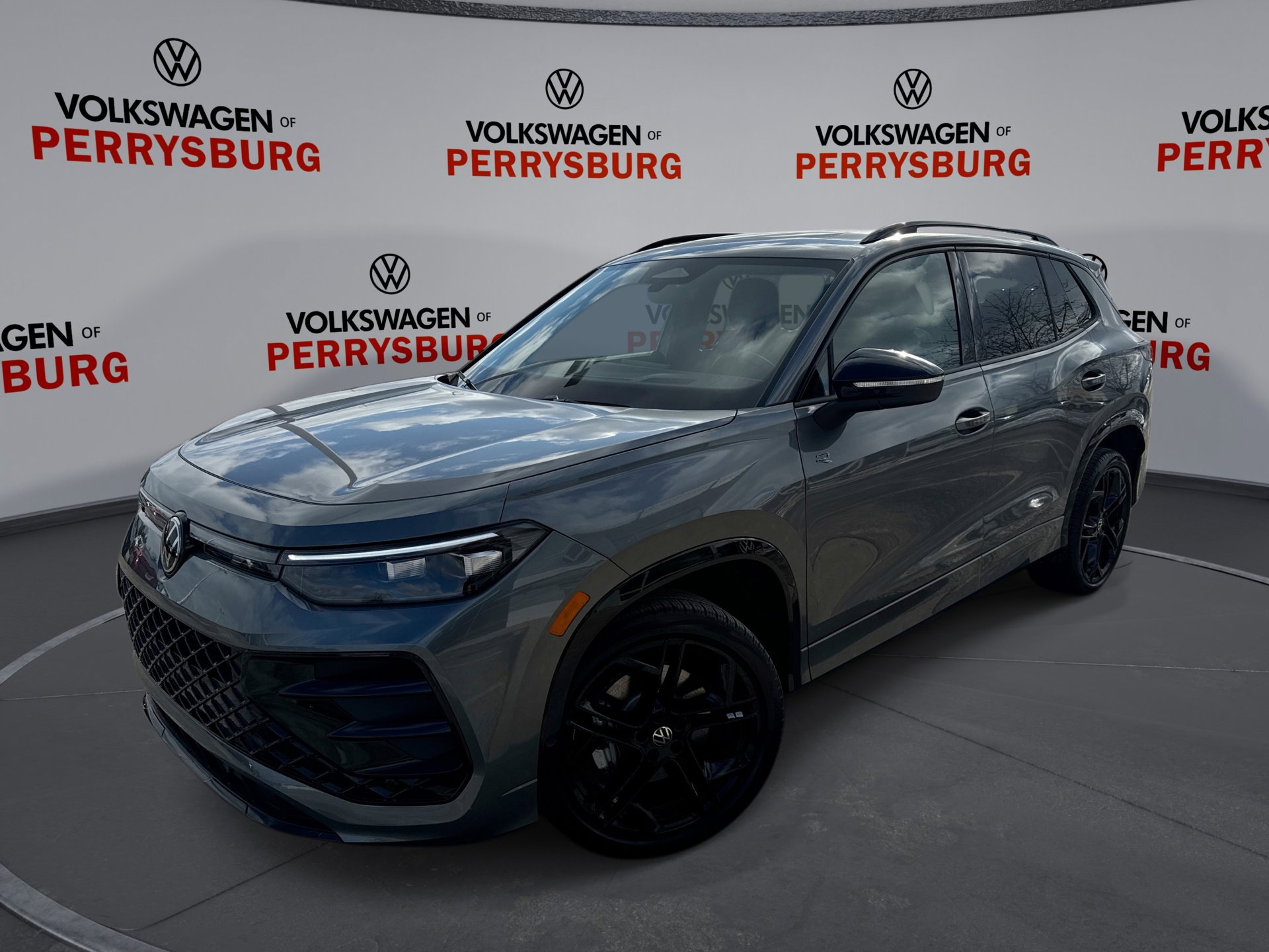 New 2026 Volkswagen Tiguan SE R-Line image 1