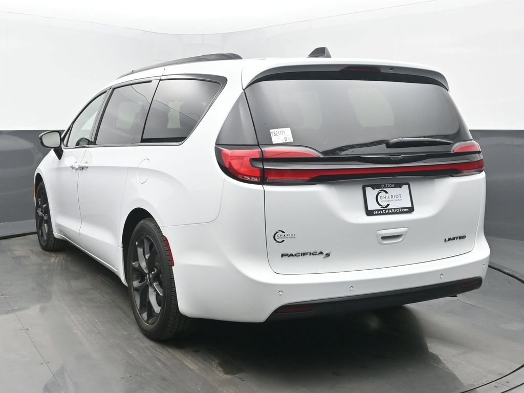 Used 2025 Chrysler Pacifica Limited image 4