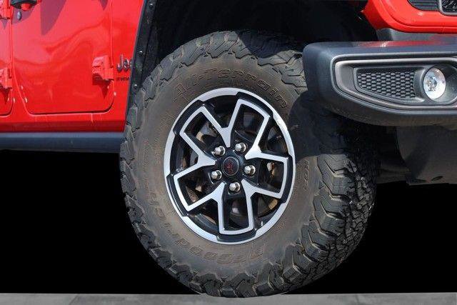 Used 2025 Jeep Wrangler Unlimited Rubicon AWD/4WD image 3