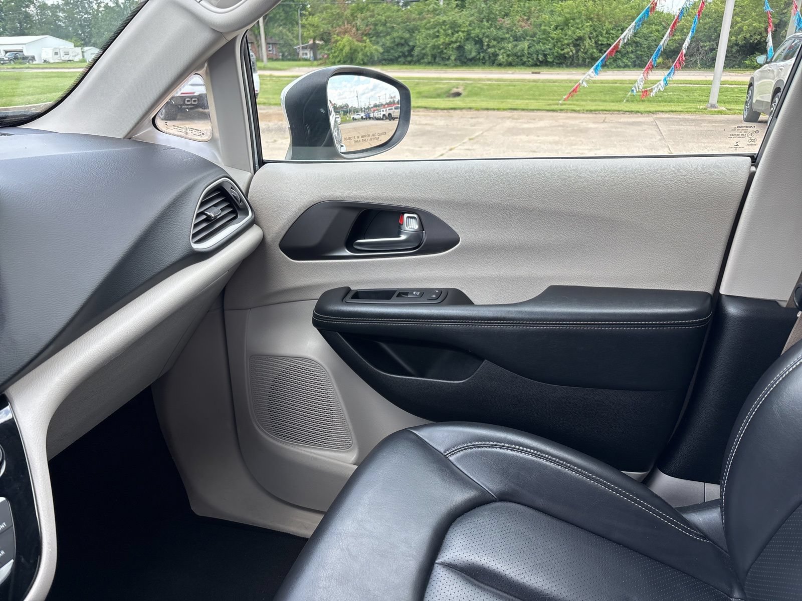 Used 2023 Chrysler Pacifica Touring-L FWD image 14