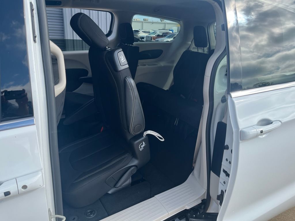 Used 2024 Chrysler Voyager LX image 32