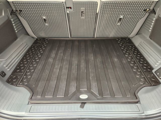 Used 2025 Land Rover Defender 110 X-Dynamic SE image 30