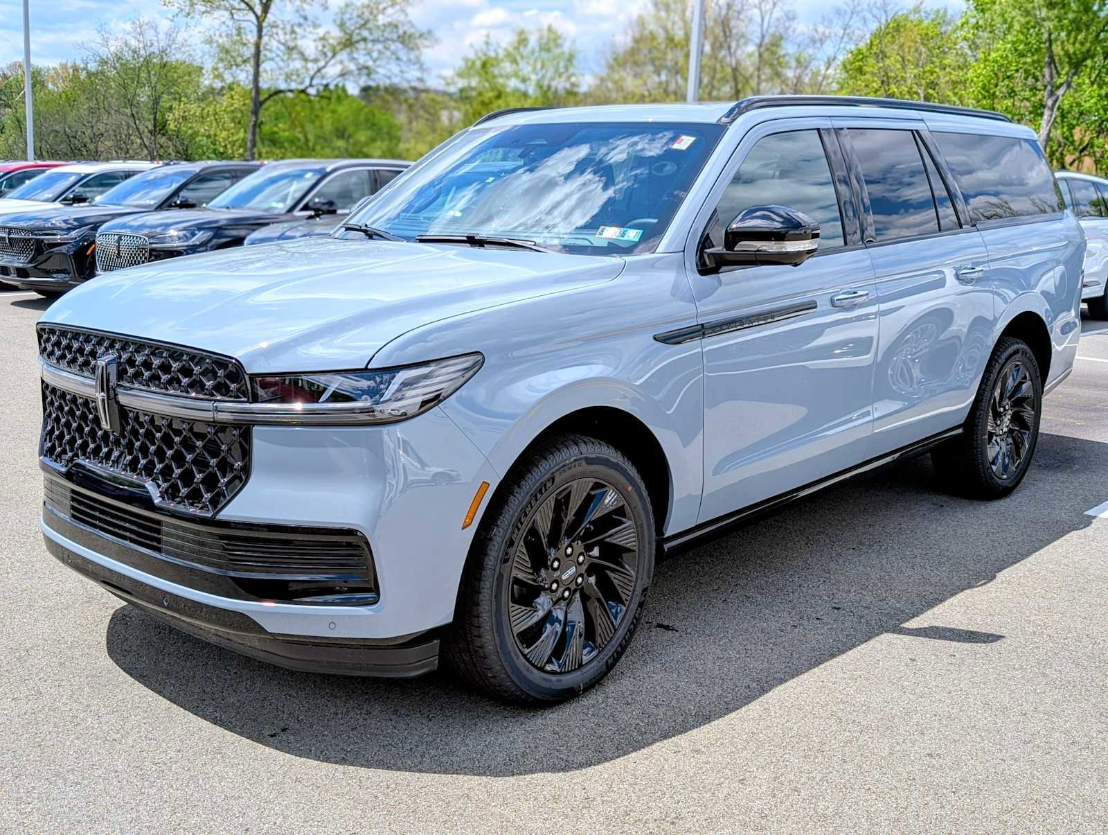 New 2026 Lincoln Navigator L Reserve w/ Jet Appearance Package AWD/4WD image 1