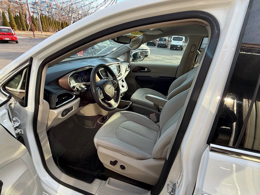 Used 2017 Chrysler Pacifica Touring image 3