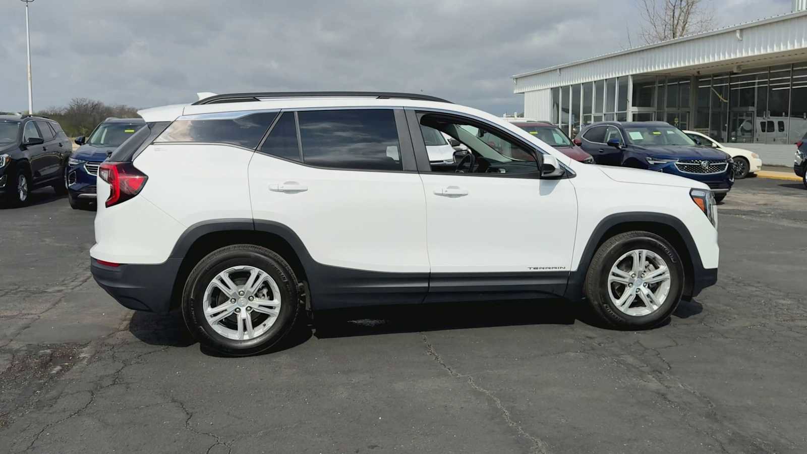 Certified 2024 GMC Terrain SLE w/ Driver Convenience Package FWD image 9