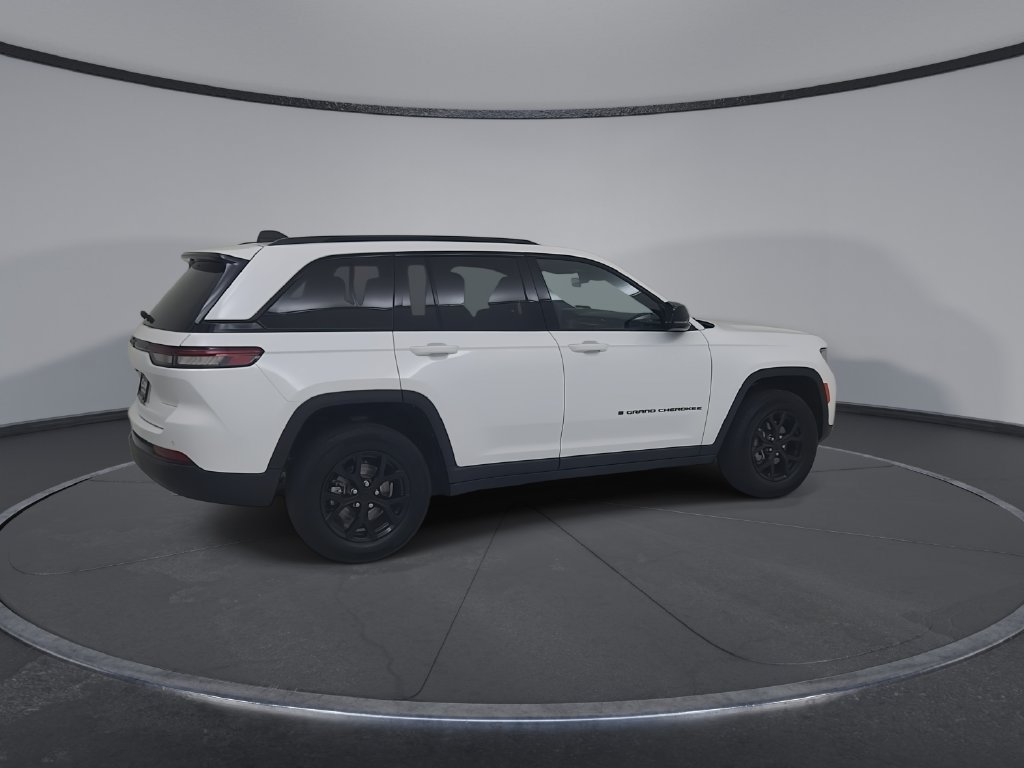 Certified 2025 Jeep Grand Cherokee Altitude AWD/4WD image 16
