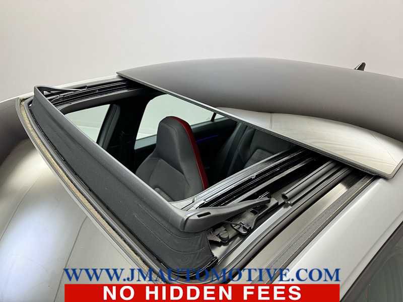 Used 2022 Volkswagen GTI SE image 11