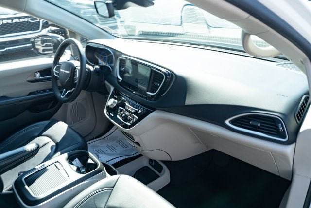 Used 2024 Chrysler Pacifica Touring-L FWD image 40