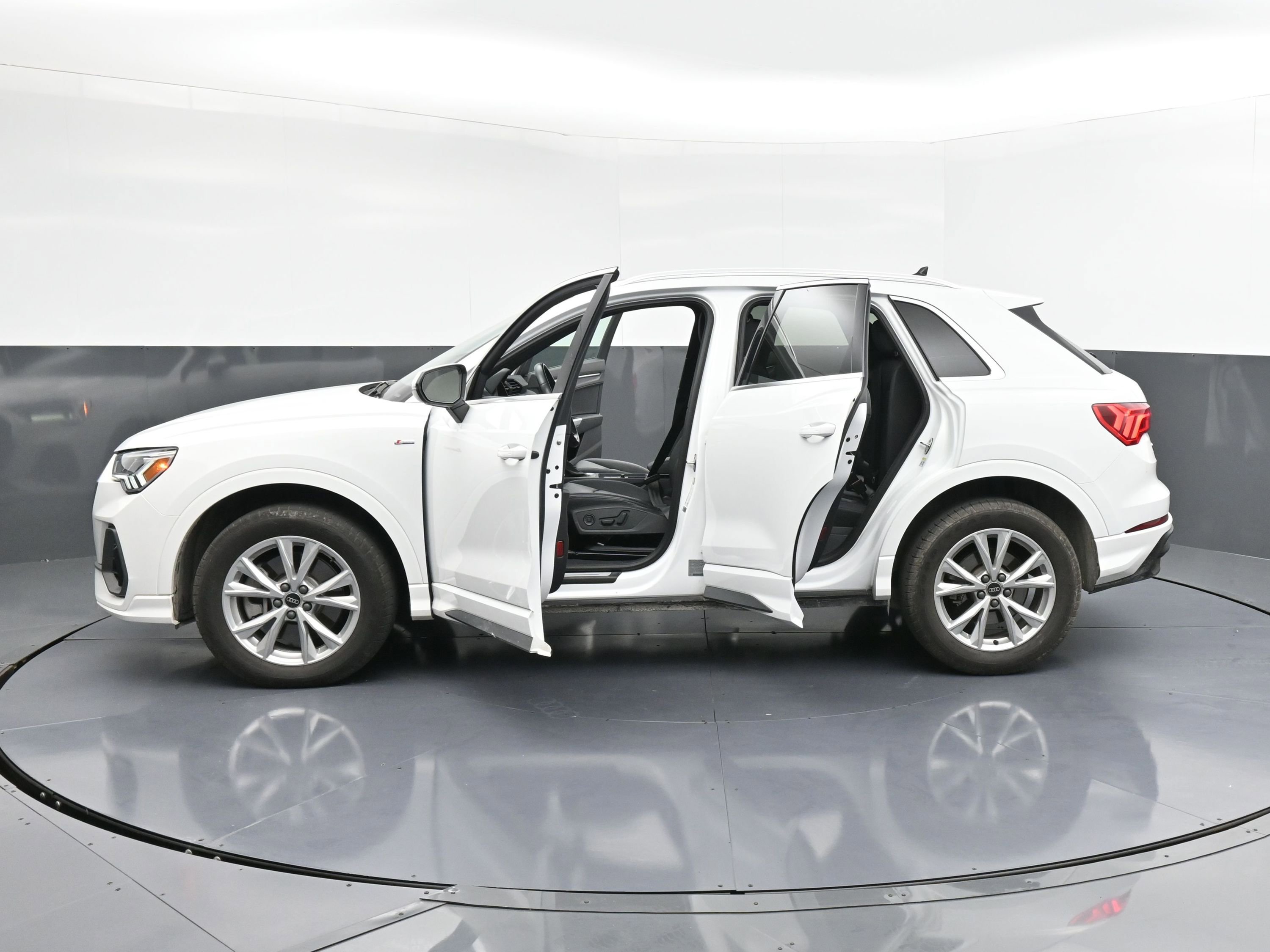 Used 2023 Audi Q3 2.0T Premium w/ Convenience Package image 39