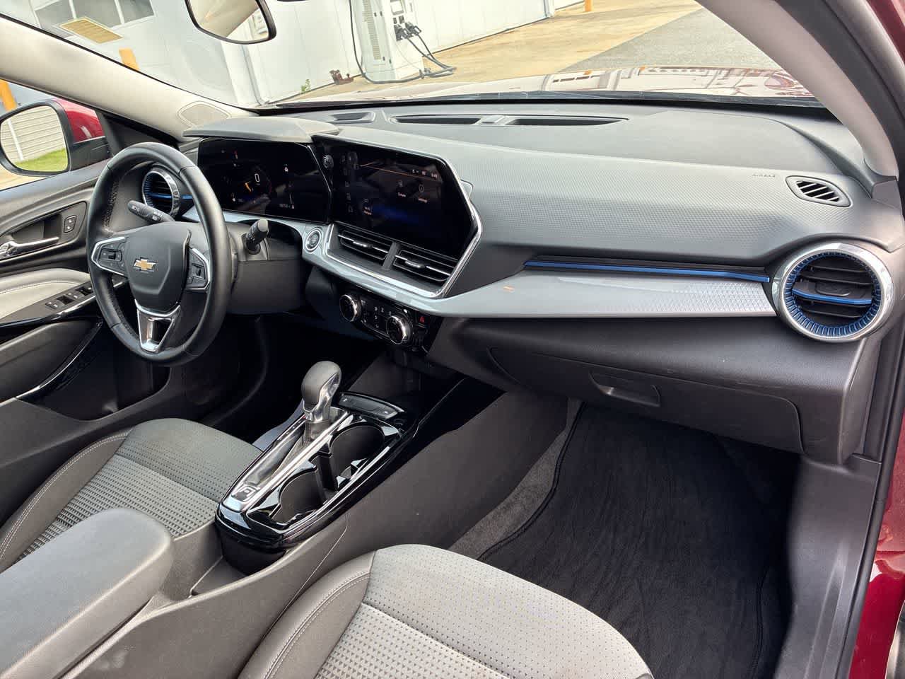 Used 2025 Chevrolet Trax LT w/ LT Convenience Package FWD image 27