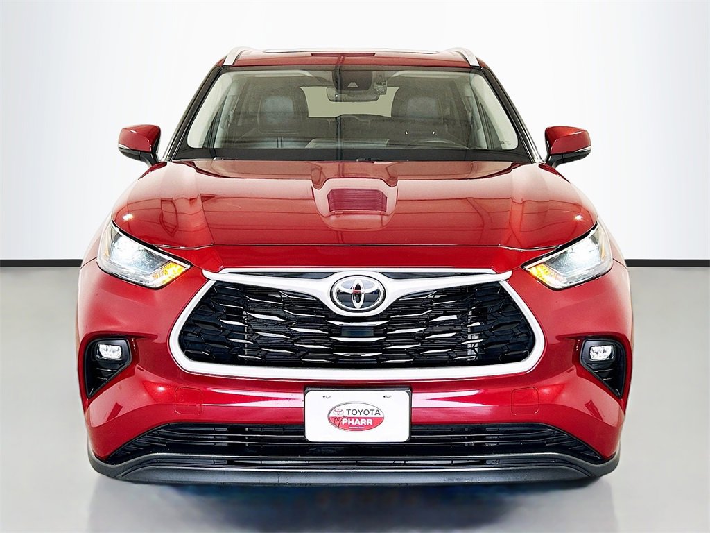 Used 2024 Toyota Highlander XLE image 2