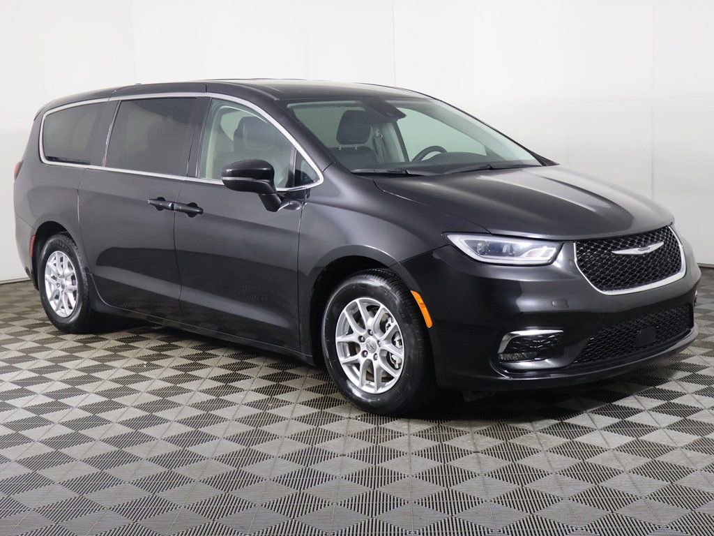 Used 2023 Chrysler Pacifica Touring-L image 50