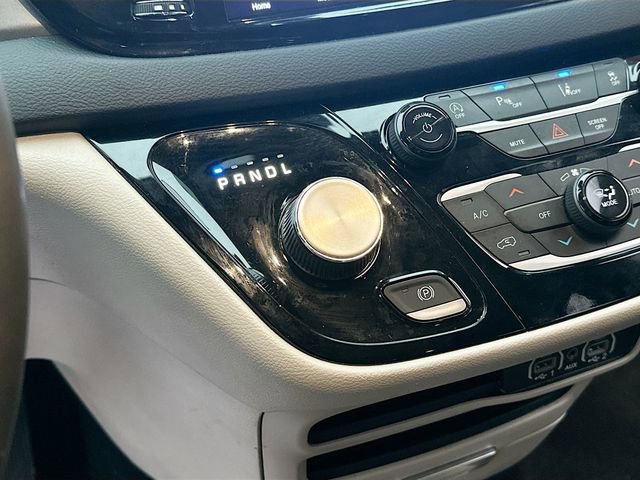 Used 2023 Chrysler Pacifica Touring-L image 17