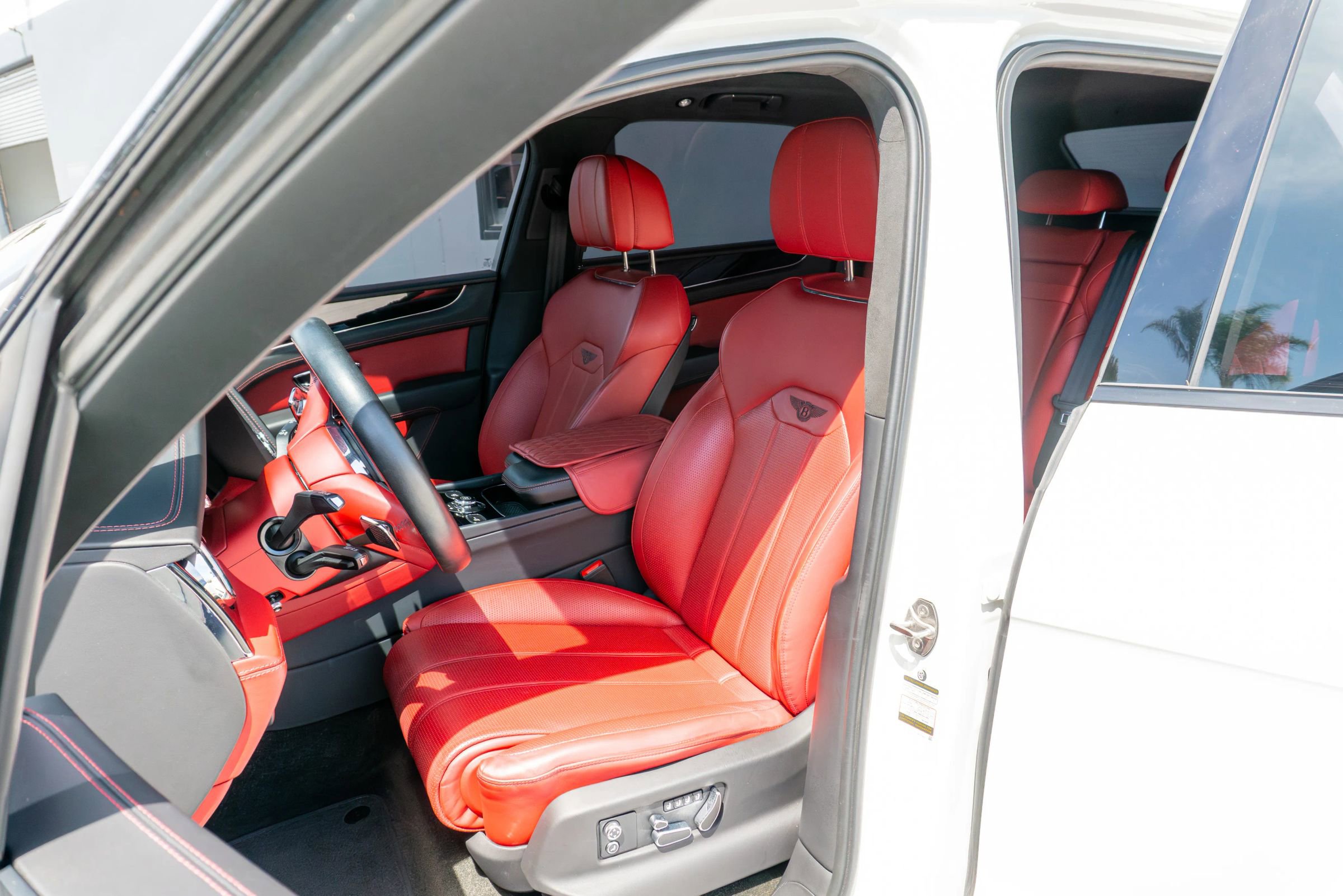 Used 2023 Bentley Bentayga image 10