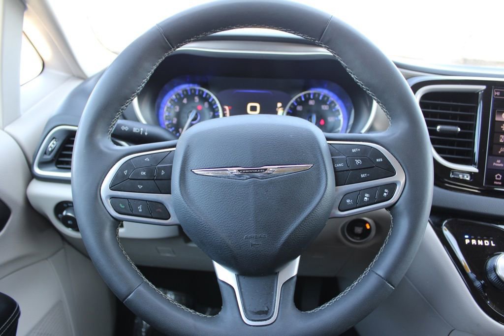 Used 2023 Chrysler Pacifica Touring-L image 29