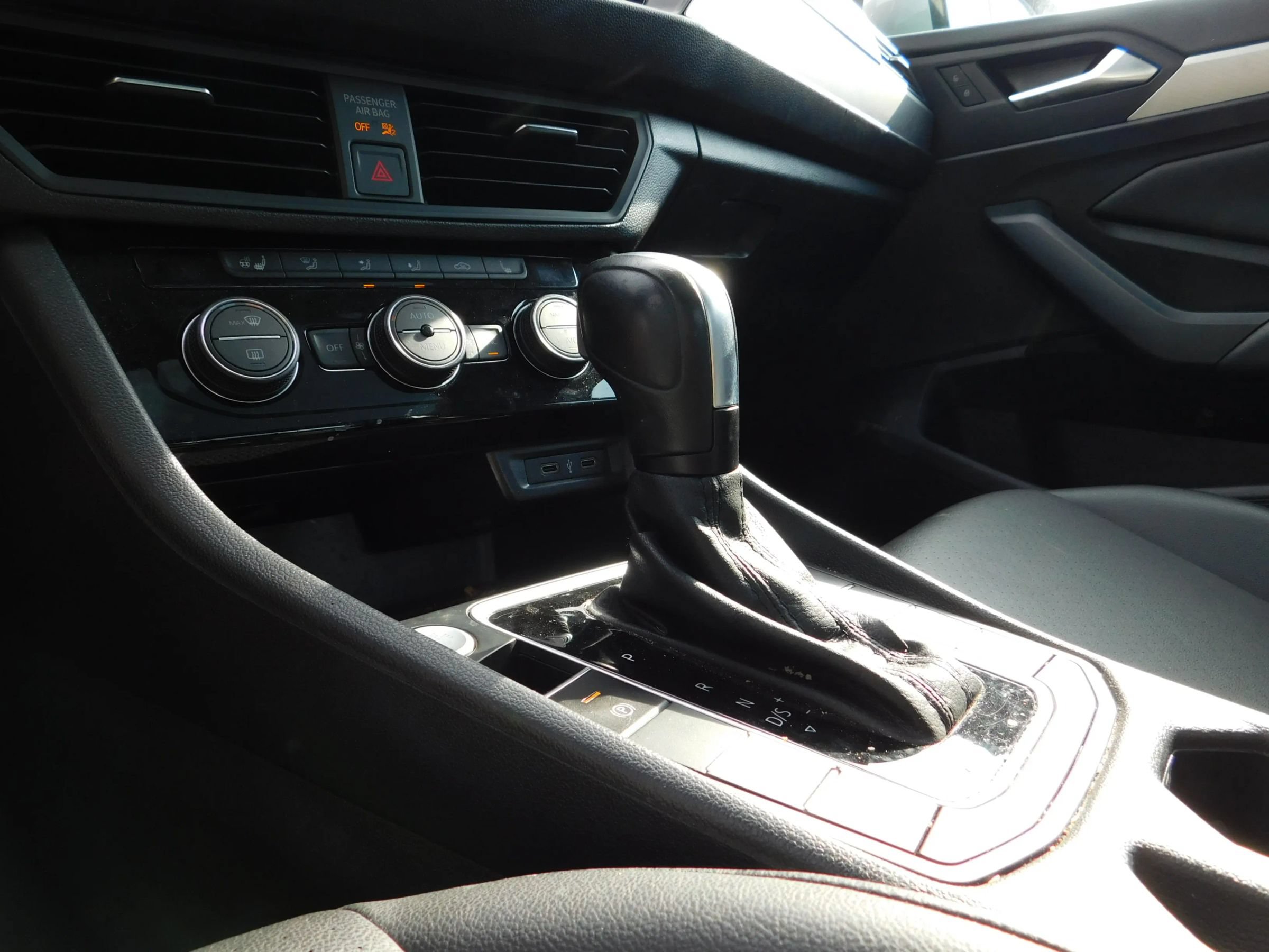 Used 2020 Volkswagen Jetta SE w/ SE Cold Weather Package FWD image 17