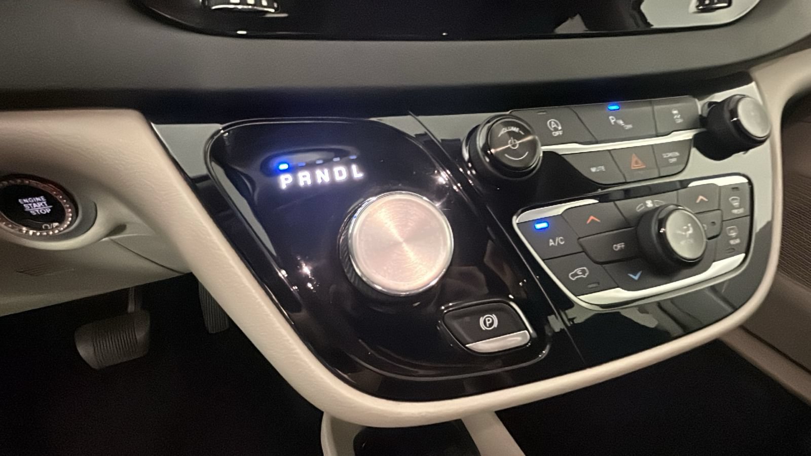 Used 2018 Chrysler Pacifica Touring-L FWD image 24