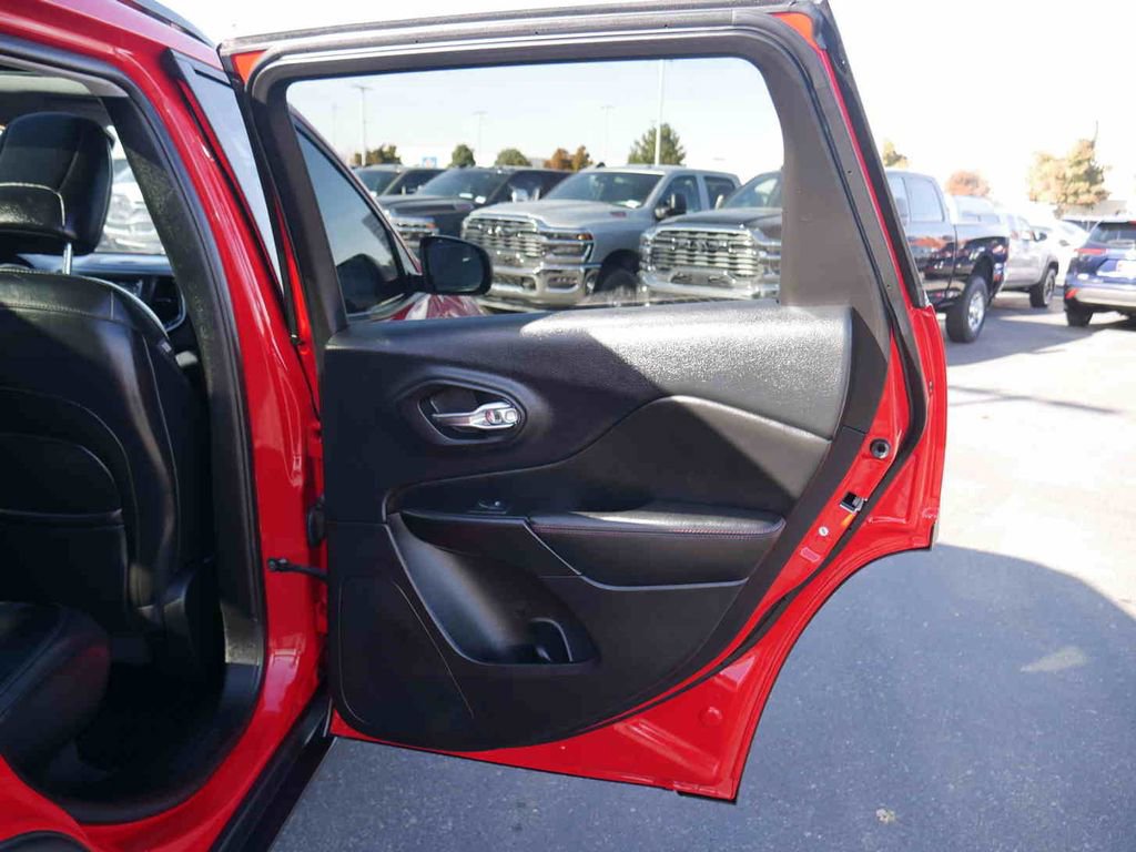 Used 2019 Jeep Cherokee Trailhawk image 23