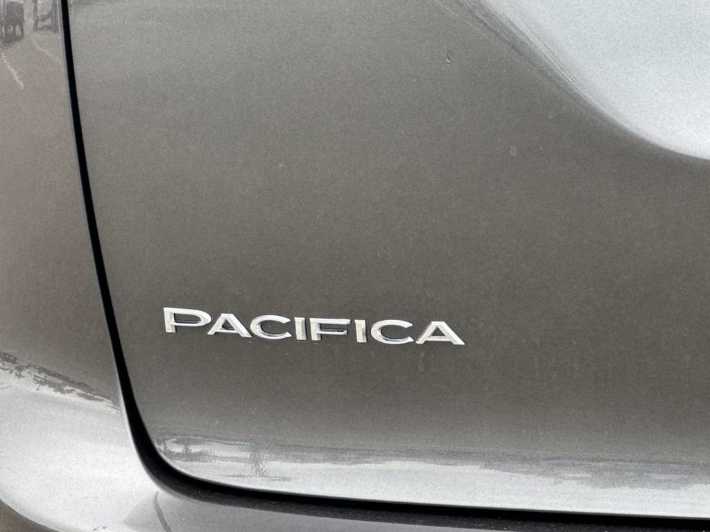 Used 2023 Chrysler Pacifica Touring-L FWD image 32