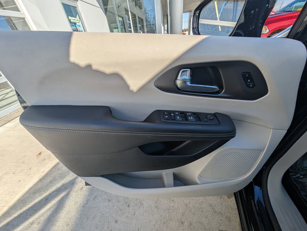 Used 2024 Chrysler Pacifica Touring-L image 37