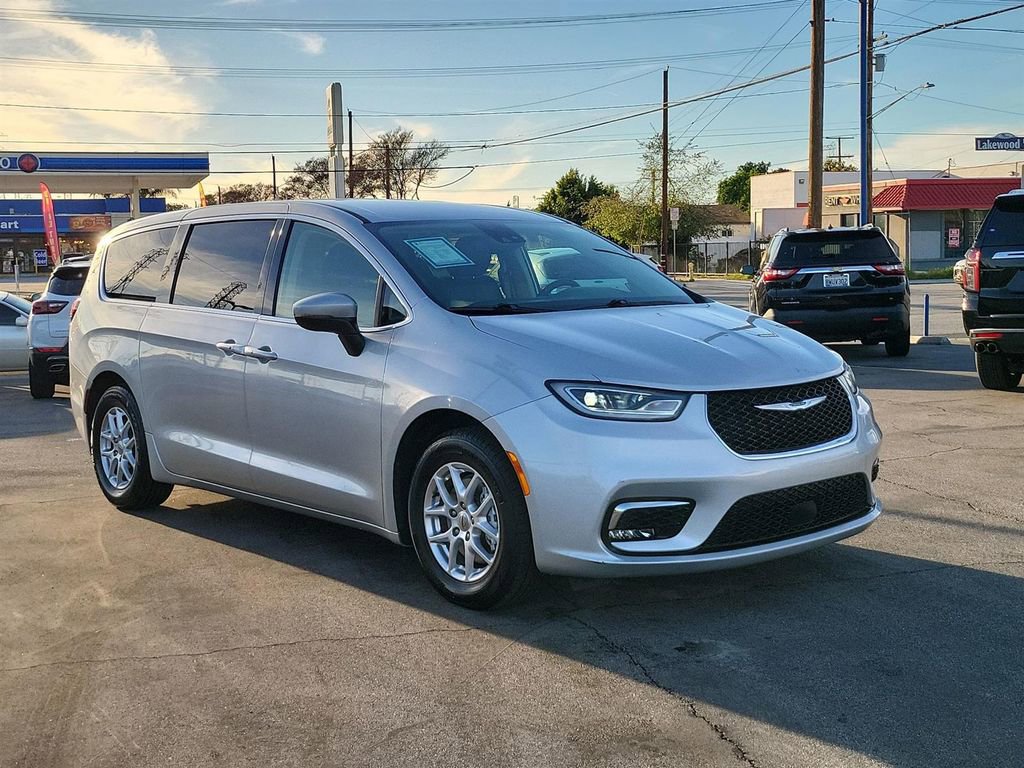 Used 2023 Chrysler Pacifica Touring-L FWD image 26