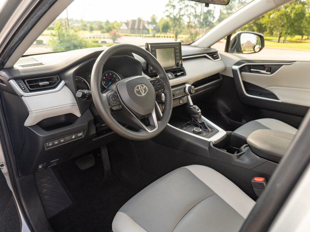 Used 2022 Toyota RAV4 XLE Premium AWD/4WD image 10
