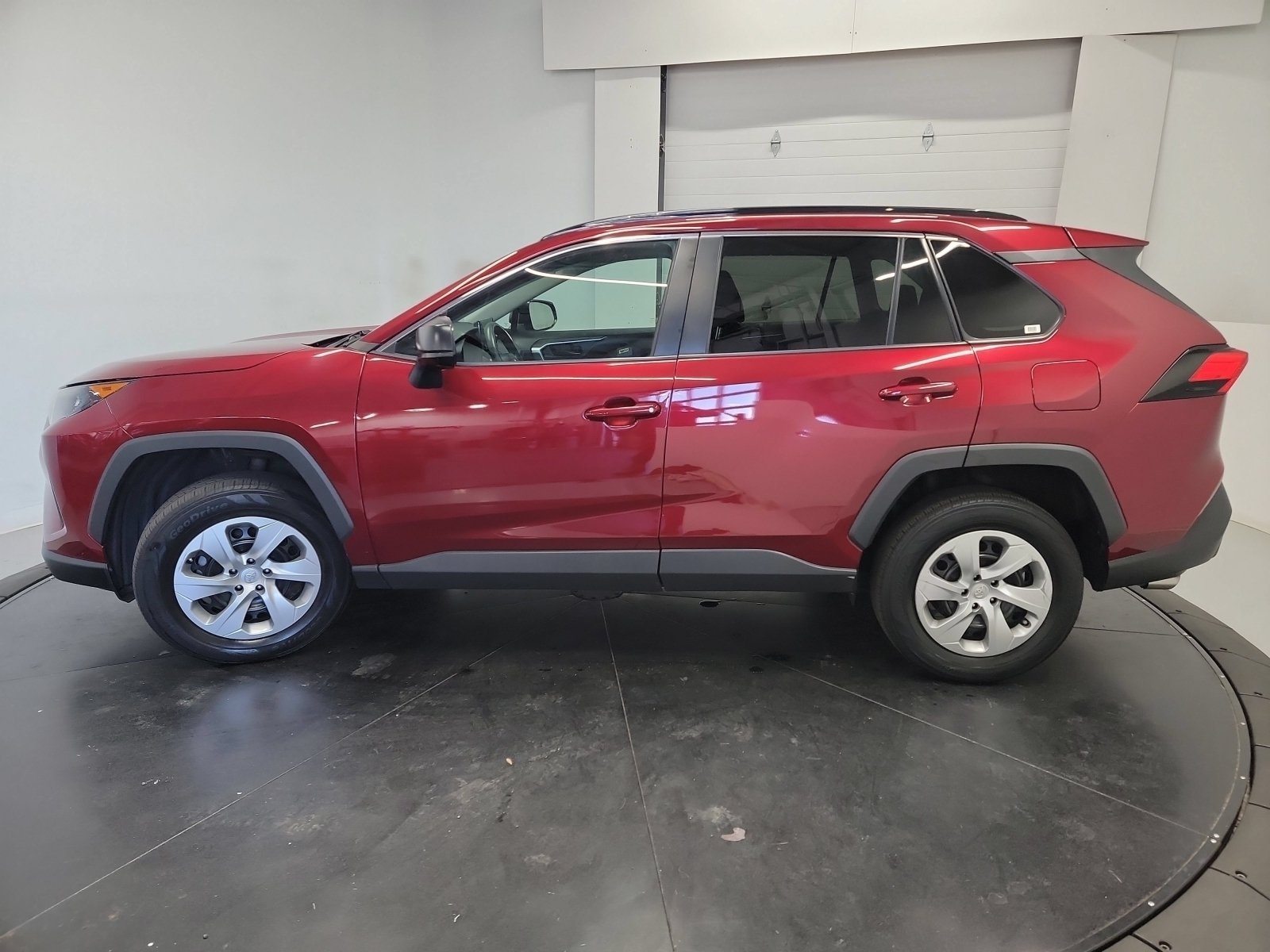 Used 2021 Toyota RAV4 LE AWD/4WD image 4