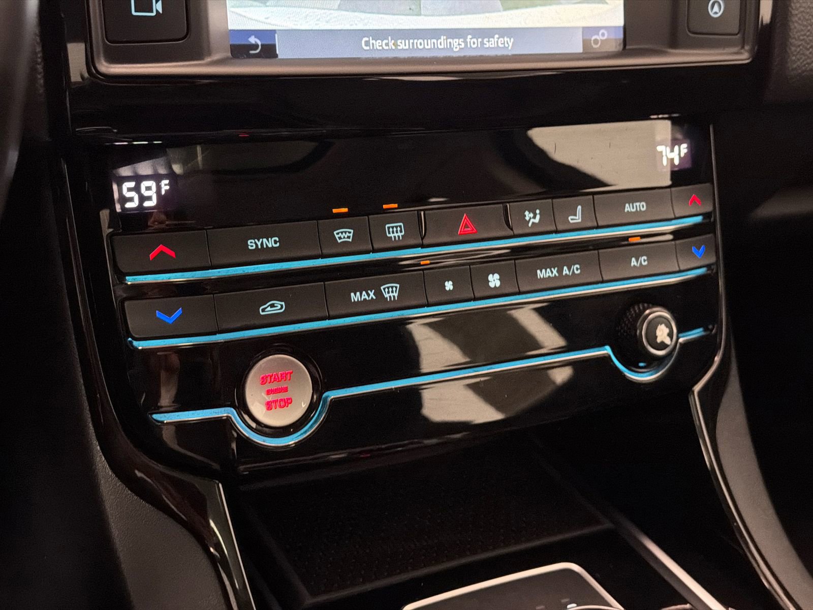 Used 2018 Jaguar XE Premium image 25