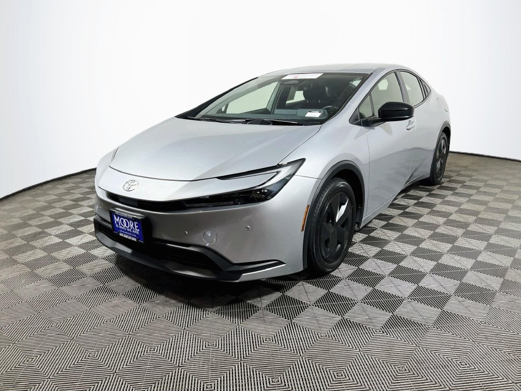 Certified 2025 Toyota Prius LE FWD image 3