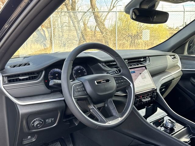 Used 2024 Jeep Grand Cherokee Limited w/ Black Appearance Package image 23