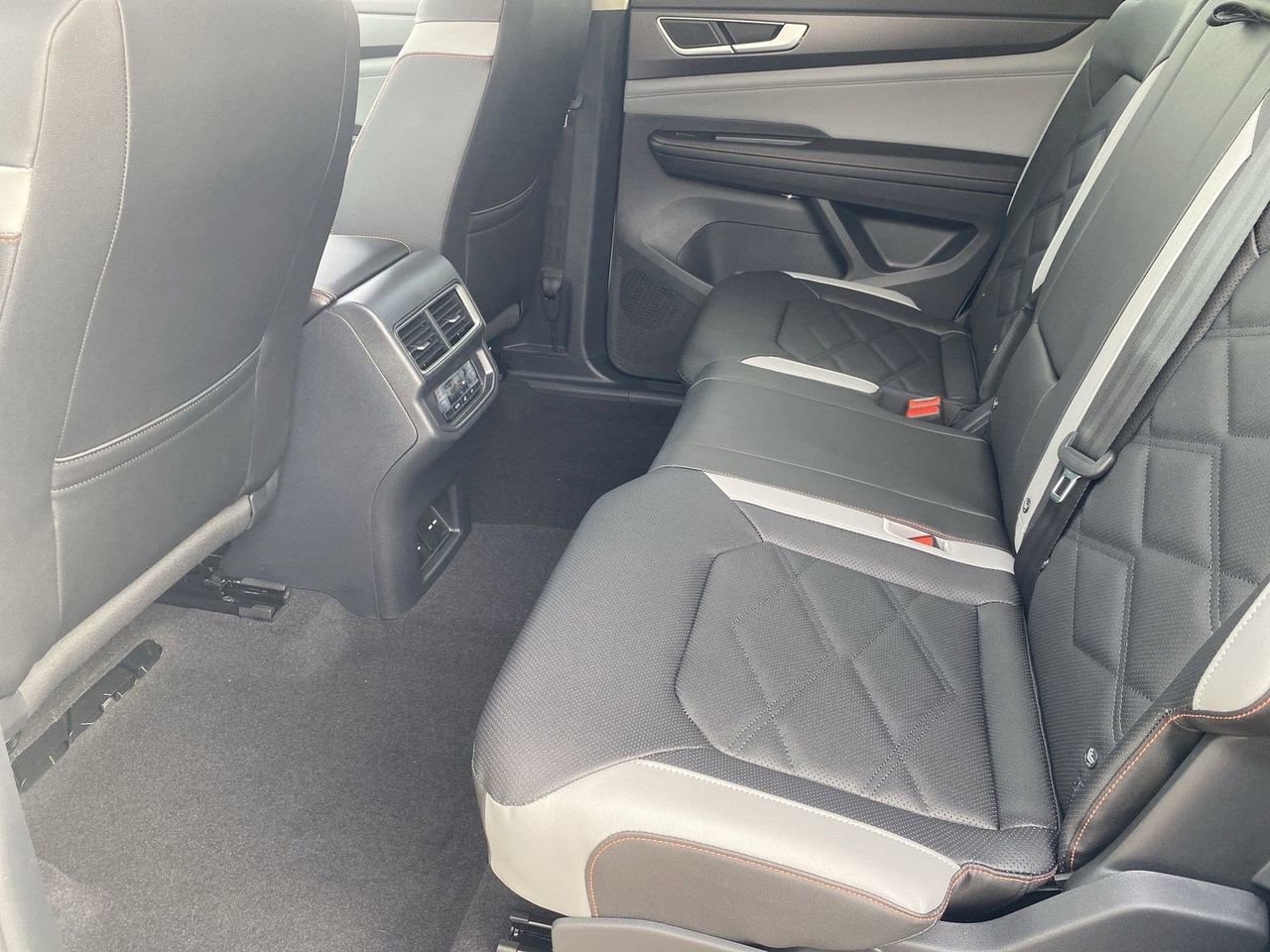 New 2026 Volkswagen Atlas Peak Edition image 13